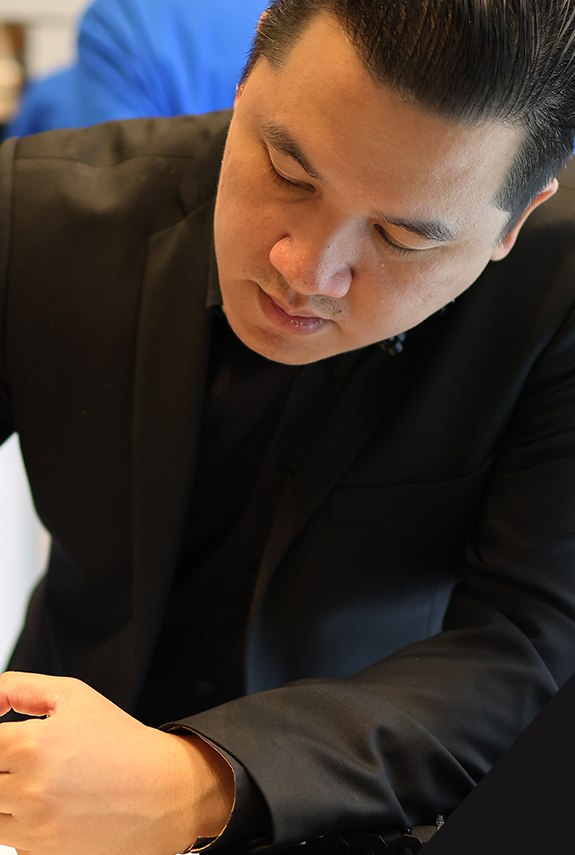 Minh Tran finishing a restoration during a live glazing demo